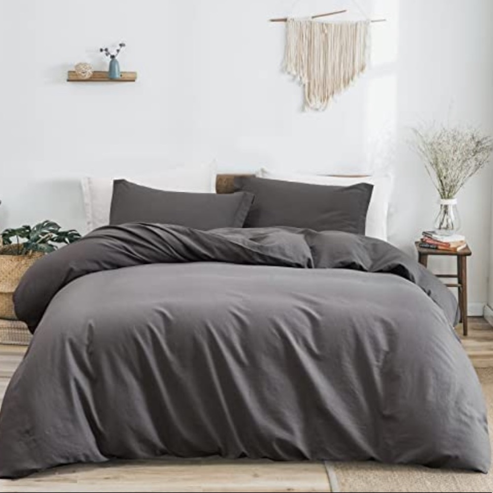 Luxurious 100% Linen Duvet Cover Set in Queen size. Charcoal gray. Soft & cool.